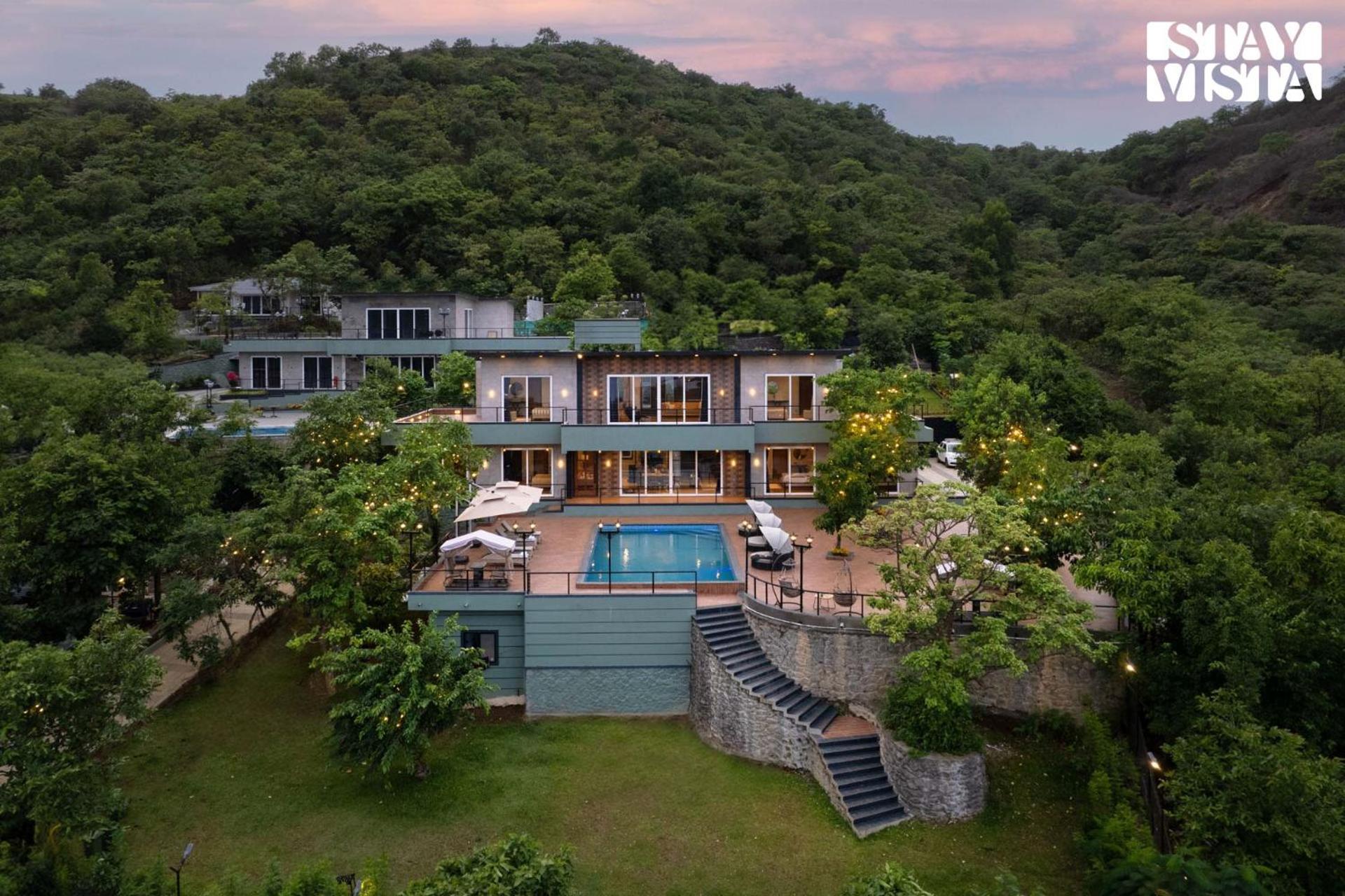 Stayvista At La Nirvana With Pool, Music Speaker & Indoor-Outdoor Game 로나발라 외부 사진