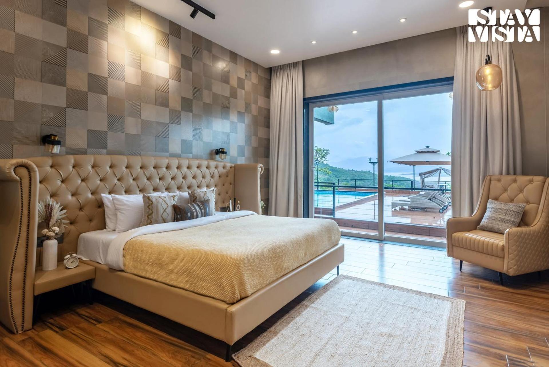 Stayvista At La Nirvana With Pool, Music Speaker & Indoor-Outdoor Game 로나발라 외부 사진